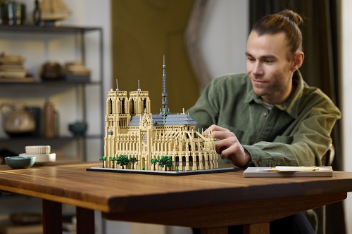 Muž se stavebnicí z LEGO® Architecture.