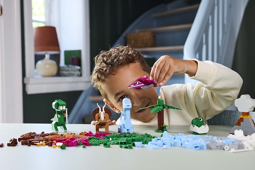 Malý kluk si hraje se stavebnicemi LEGO® Classic.