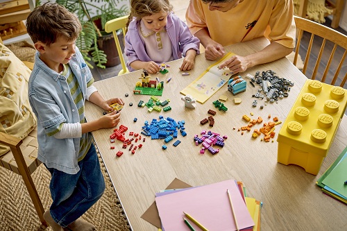 Děti se stavebnicí LEGO® Classic.