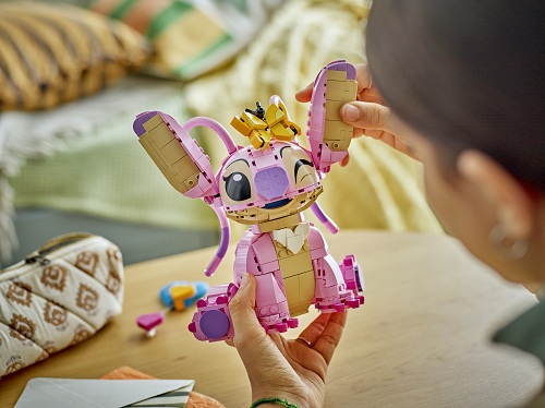 Detail na poskládanou postavičku Angel ze stavebnice LEGO® Disney.