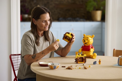 Dospělá paní skládající stavebnice LEGO® Disney.