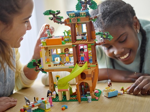 Dvě holčičky hrající si s LEGO® Friends.