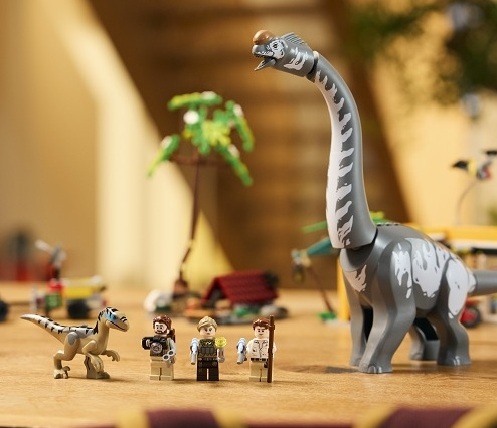 Minifigurky a dinosauři z LEGO® Jurský svět.
