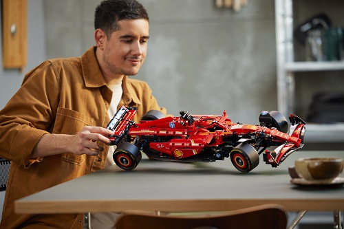 Dospělý muž, který postavil závodní auto Ferrari z řady LEGO® Technic™.