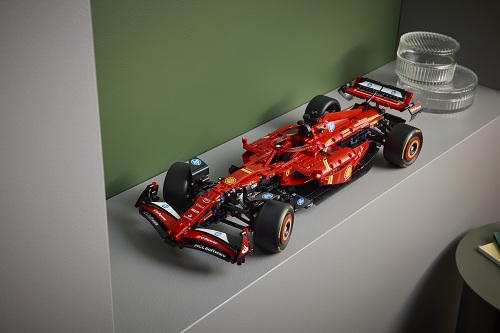 Poskládané červené Ferrari, které je vystavené na poličce.