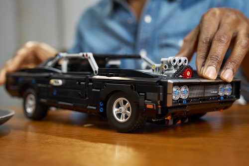Detail na černé poskládané auto z řady LEGO® Technic™.