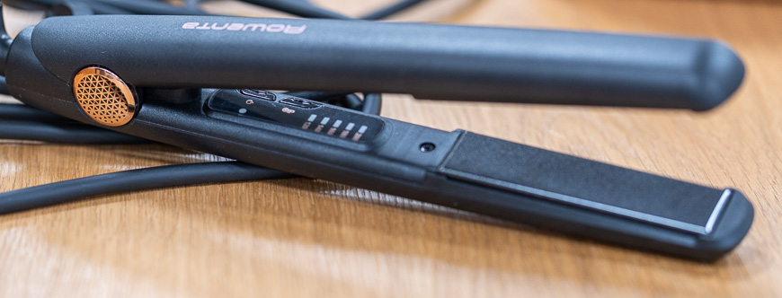 Recenze žehličky na vlasy Rowenta Ultimate Experience SF8210F0: Profesionálně vyžehlí a šetrně natočí Recenze žehličky na vlasy Rowenta Ultimate Experience SF8210F0: Profesionálně vyžehlí a šetrně natočí