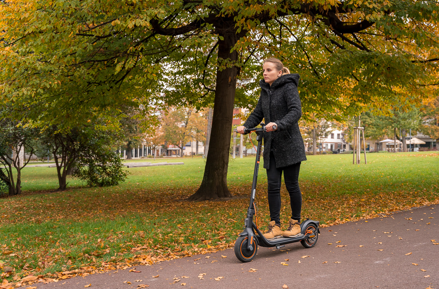 Recenze: Elektrická koloběžka Ninebot by Segway Kickscooter F40E – na cyklostezce jako doma Ninebot by Segway Kickscooter F40E