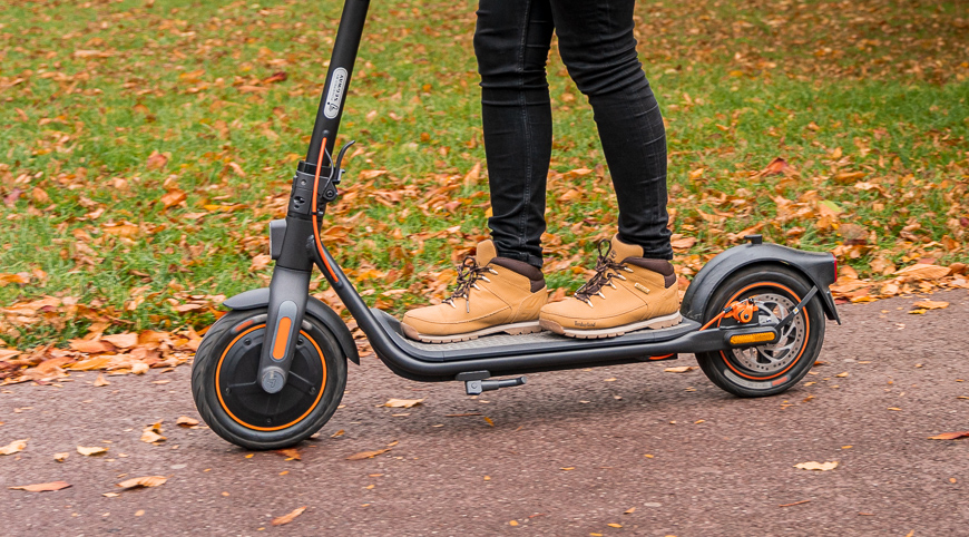 Recenze: Elektrická koloběžka Ninebot by Segway Kickscooter F40E – na cyklostezce jako doma Ninebot by Segway kickscooter F40E