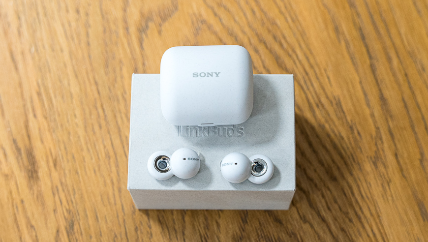 Recenze: Sony LinkBuds – skutečně bezdrátová sluchátka ve tvaru donutu Sluchátka Sony LinkBuds nabíjecí pouzdro
