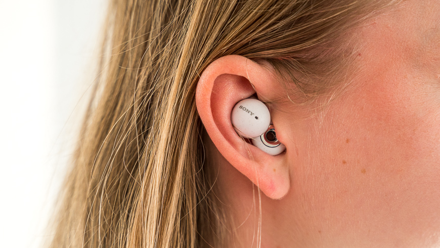 Recenze: Sony LinkBuds – skutečně bezdrátová sluchátka ve tvaru donutu Sluchátka Sony LinkBuds v uchu