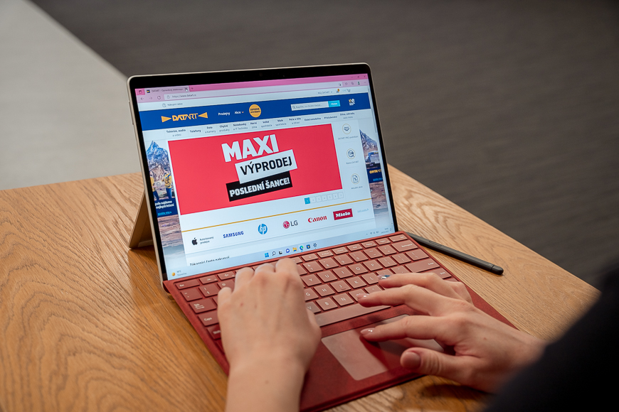 Microsoft_Surface_Pro_8