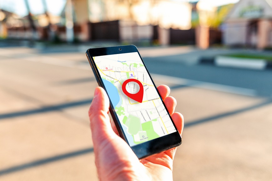Mobilní telefon zobrazuje Google mapy s konkrétním bodem