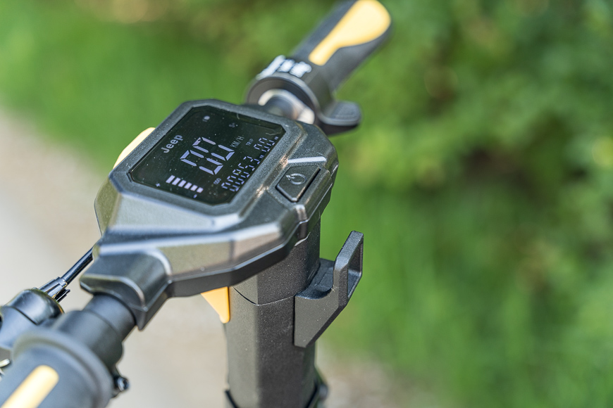 Recenze: Nastartujte novou etapu s elektrokoloběžkou Jeep 2xe URBAN CAMOU Jeep 2xe URBAN CAMOU