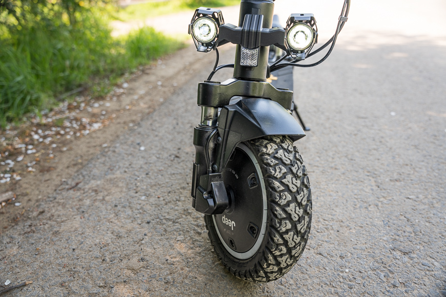 Recenze: Nastartujte novou etapu s elektrokoloběžkou Jeep 2xe URBAN CAMOU Jeep 2xe URBAN CAMOU