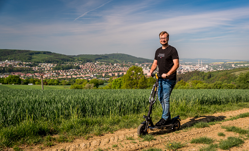 Recenze: Nastartujte novou etapu s elektrokoloběžkou Jeep 2xe URBAN CAMOU Jeep 2xe URBAN CAMOU