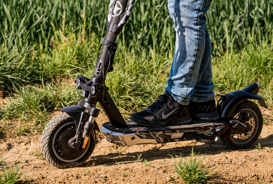 Recenze: Nastartujte novou etapu s elektrokoloběžkou Jeep 2xe URBAN CAMOU Jeep 2xe URBAN CAMOU