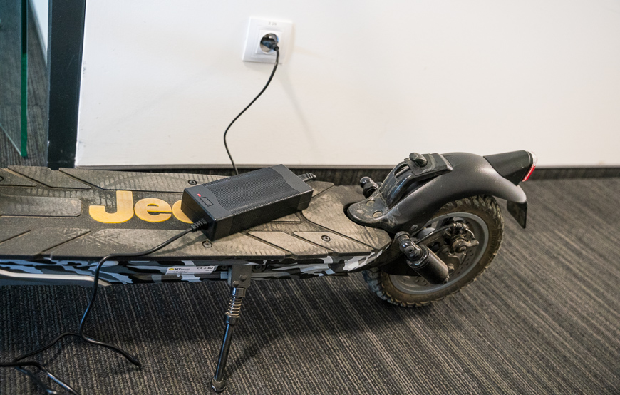 Recenze: Nastartujte novou etapu s elektrokoloběžkou Jeep 2xe URBAN CAMOU Jeep 2xe URBAN CAMOU