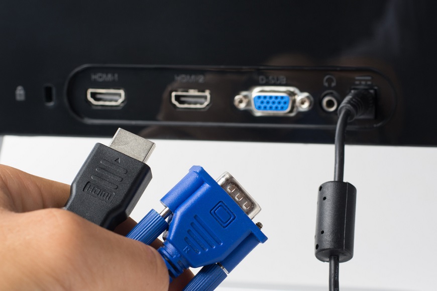 různé druhy kabelů před monitorem
