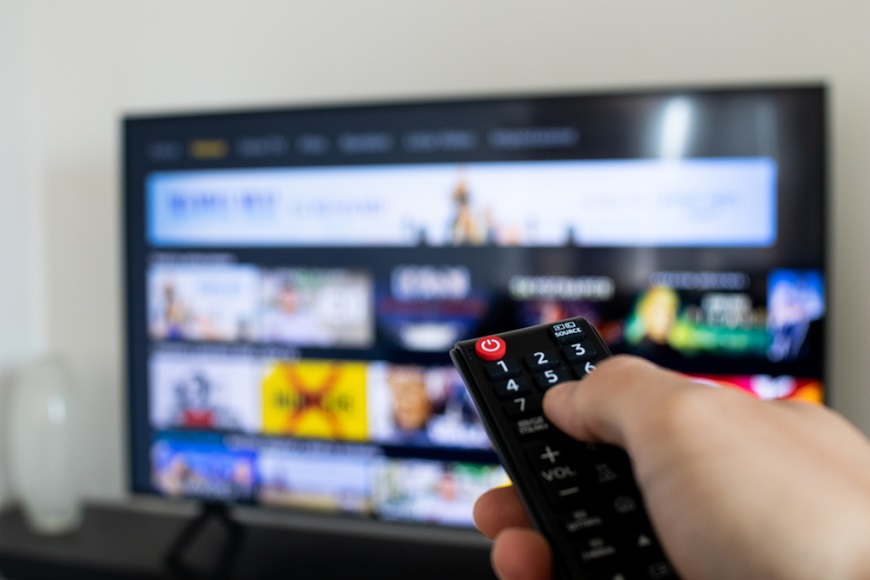 ovladač namířený na televizi