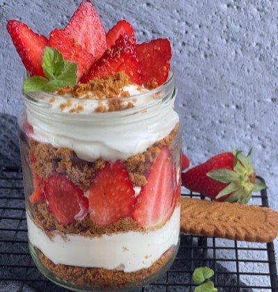 5 receptů na lehké svačiny do skleničky Jahodový cheesecake