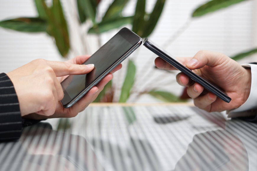Jak přenést data do nového telefonu Dva telefony s operačním systémem Android přenášejí data