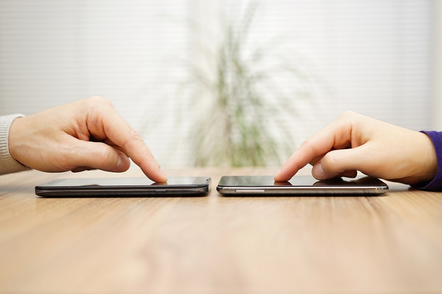 Jak přenést data do nového telefonu Dva mobilní telefony vedle sebe si pomocí blízkosti přenášejí data