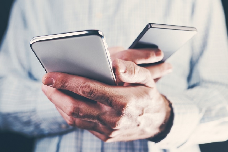 Jak přenést data do nového telefonu Muž přenáší data z mobilního telefonu s operačním systémem iOs do Androidu