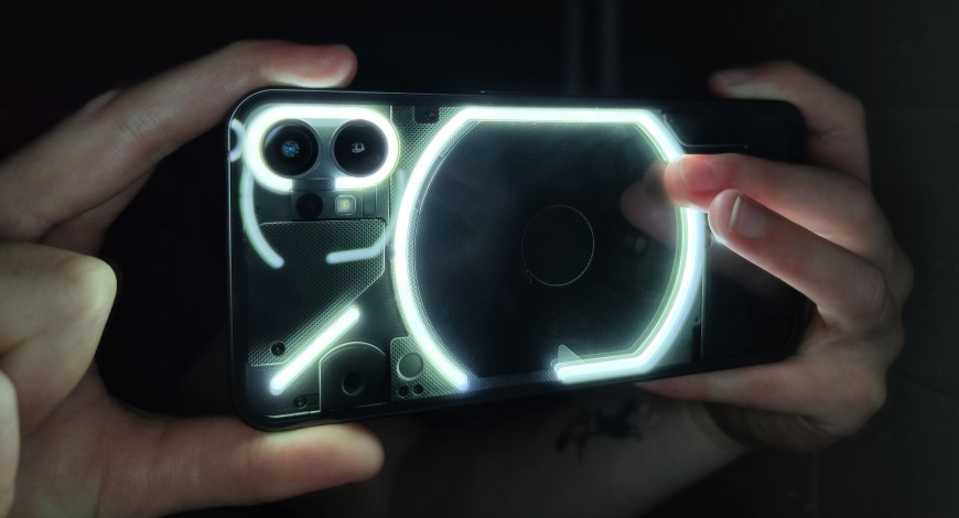 Recenze: Novinka Nothing Phone (1) určitě není k zahození Recenze Nothing Phone (1)