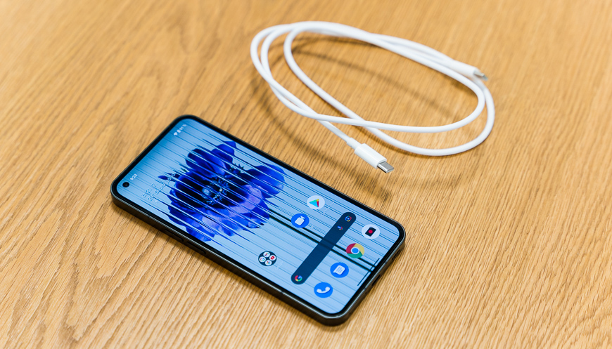 Recenze: Novinka Nothing Phone (1) určitě není k zahození Balení Nothing Phone (1)