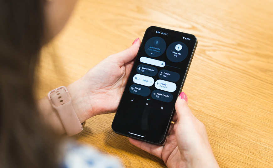Recenze: Novinka Nothing Phone (1) určitě není k zahození Recenze Nothing Phone (1)