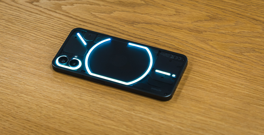 Recenze: Novinka Nothing Phone (1) určitě není k zahození Recenze Nothing Phone (1)