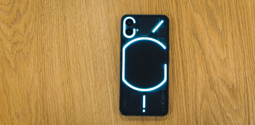 Recenze: Novinka Nothing Phone (1) určitě není k zahození Recenze Nothing Phone (1)