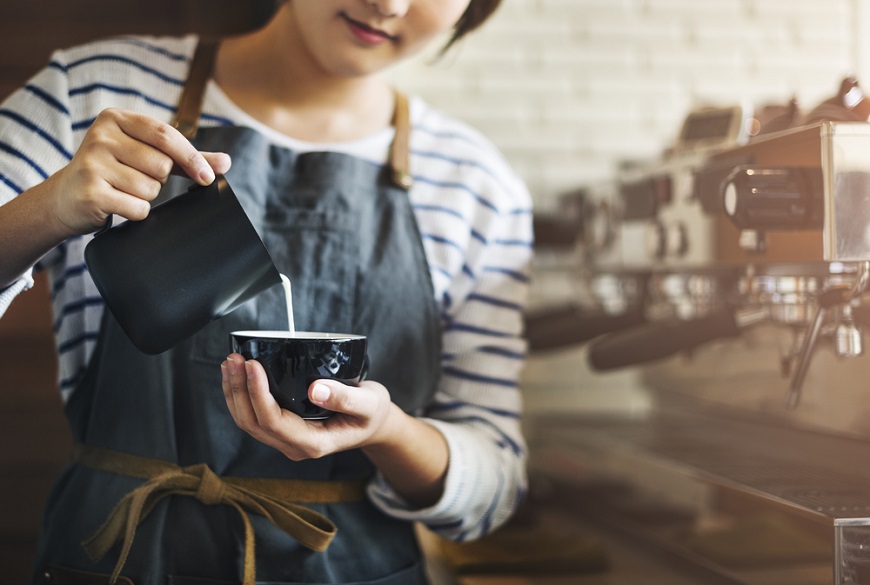Kdo vám vykouzlí dokonalý šálek kávy? No přece barista! barista