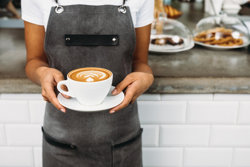 Kdo vám vykouzlí dokonalý šálek kávy? No přece barista! barista připravuje kávu