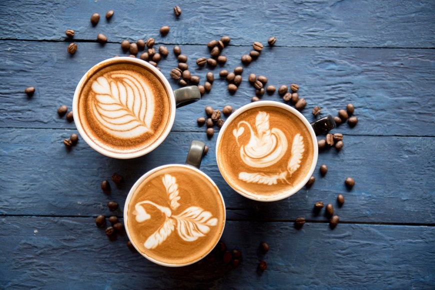 Kdo vám vykouzlí dokonalý šálek kávy? No přece barista! latte art
