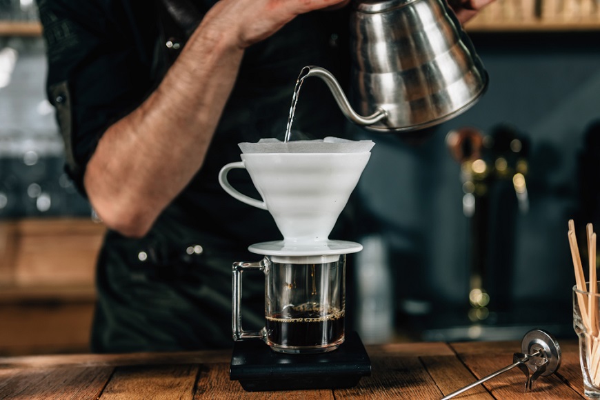 Kdo vám vykouzlí dokonalý šálek kávy? No přece barista! příprava kávy
