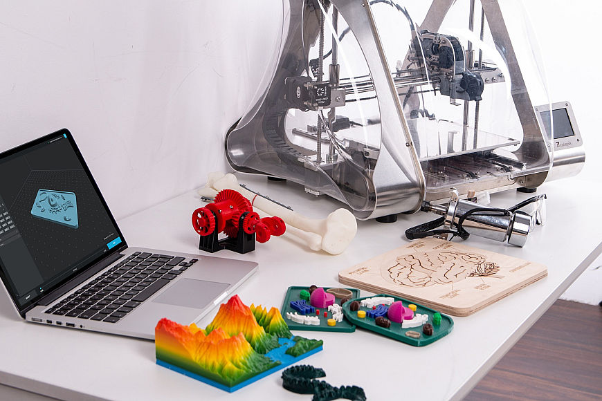 3D tiskárna vytváří produkt, který byl navržen na notebooku