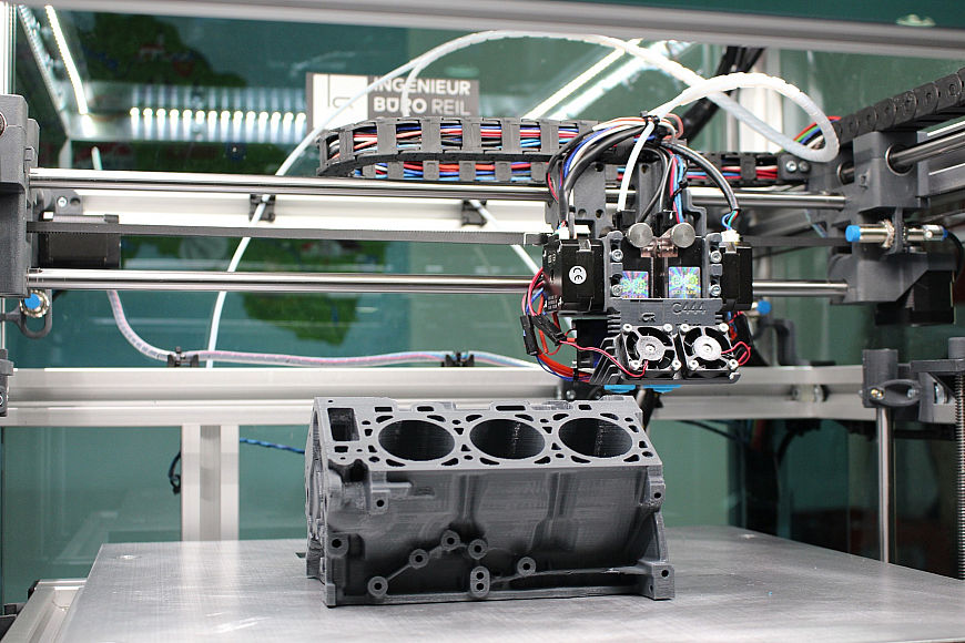 Profesionální 3D tiskárna vytváří produkt
