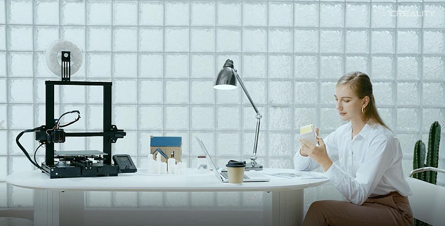 Žena navrhuje produkt a tiskne jej na 3D tiskárně