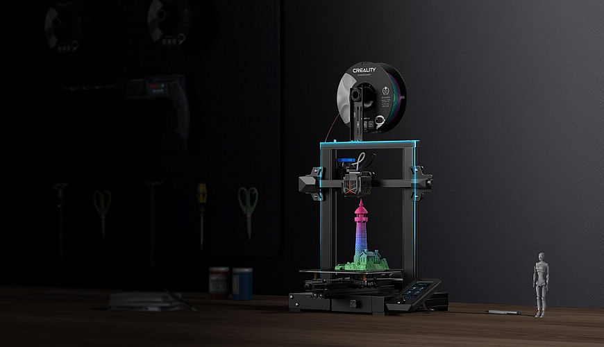 3D tiskárna Creality vytváří barevnou repliku majáku a domečku