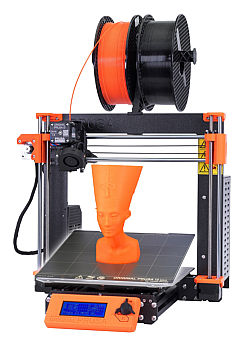 Original Prusa i3 MK3S+ 3D printer tiskne oranžovou hlavu faraona