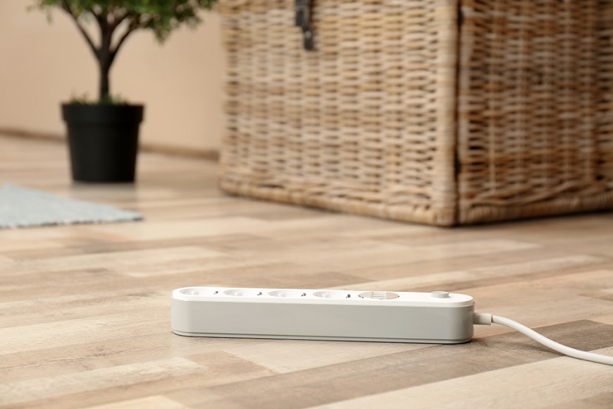 prodlužovací kabel na podlaze