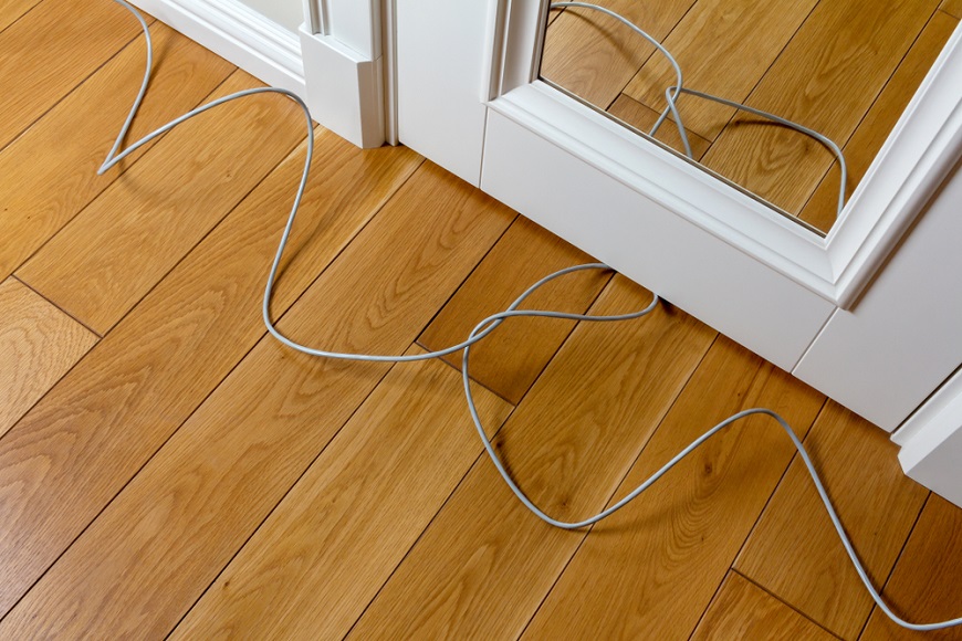 dlouhý kabel na podlaze