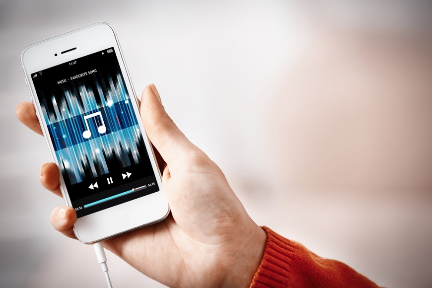 Jak stáhnout hudbu do mobilu (Android i iOS): legální způsoby krok za krokem Telefon s přehráváním hudby se zapojenými sluchátky
