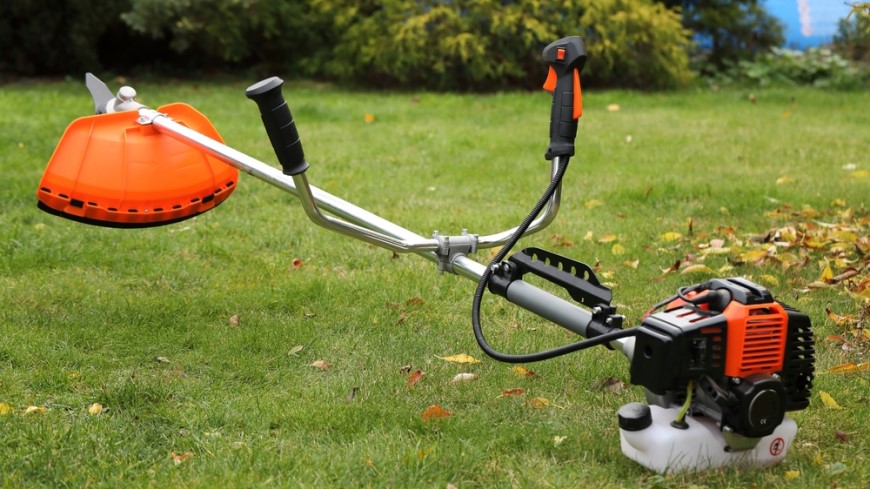 Jak vybrat křovinořez? Křovinořez s oranžovými detaily