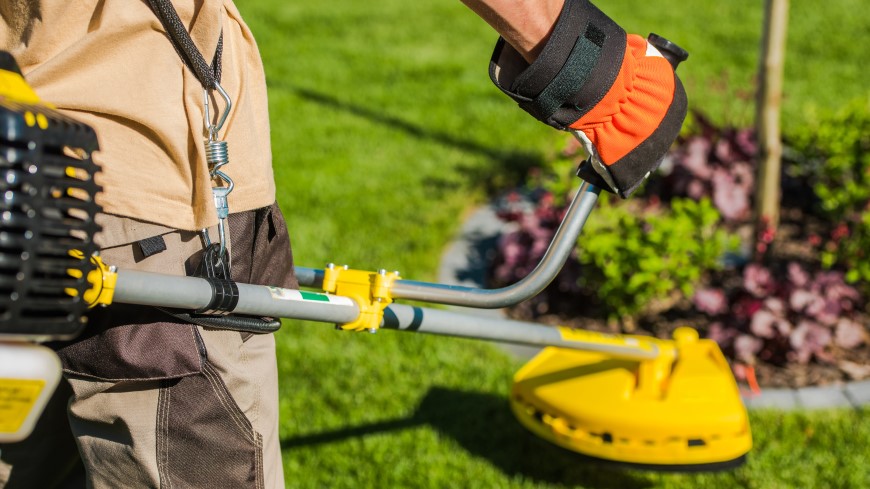 Jak vybrat křovinořez? Detailnější záběr na rukojeť křovinořezu