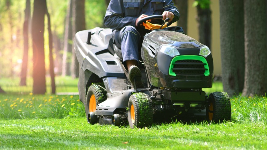 zahradní traktor v lesoparku