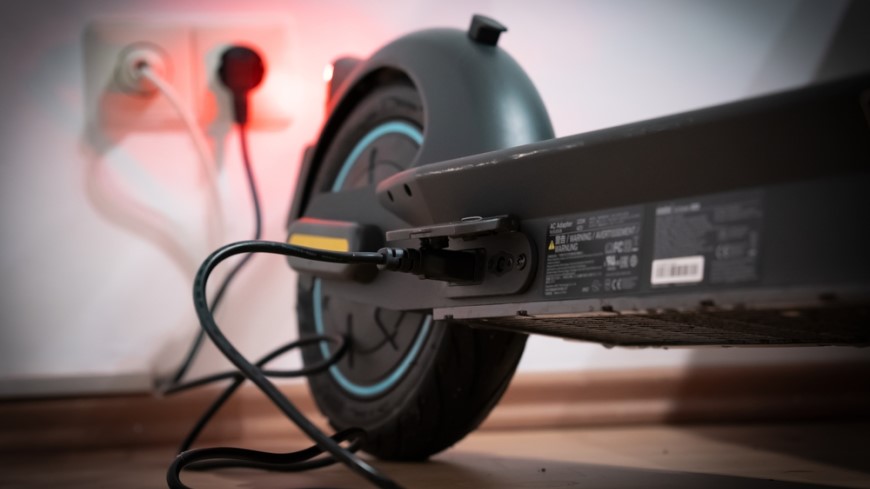 Jak vybrat elektrokoloběžku? Nabíjení elektrokoloběžky