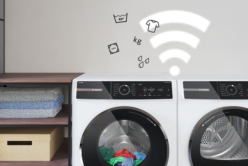 pracka a susicka bosch serie 8 vedle sebe a obrazky ukazujici moznost propojeni spotrebicu pres wi-fi